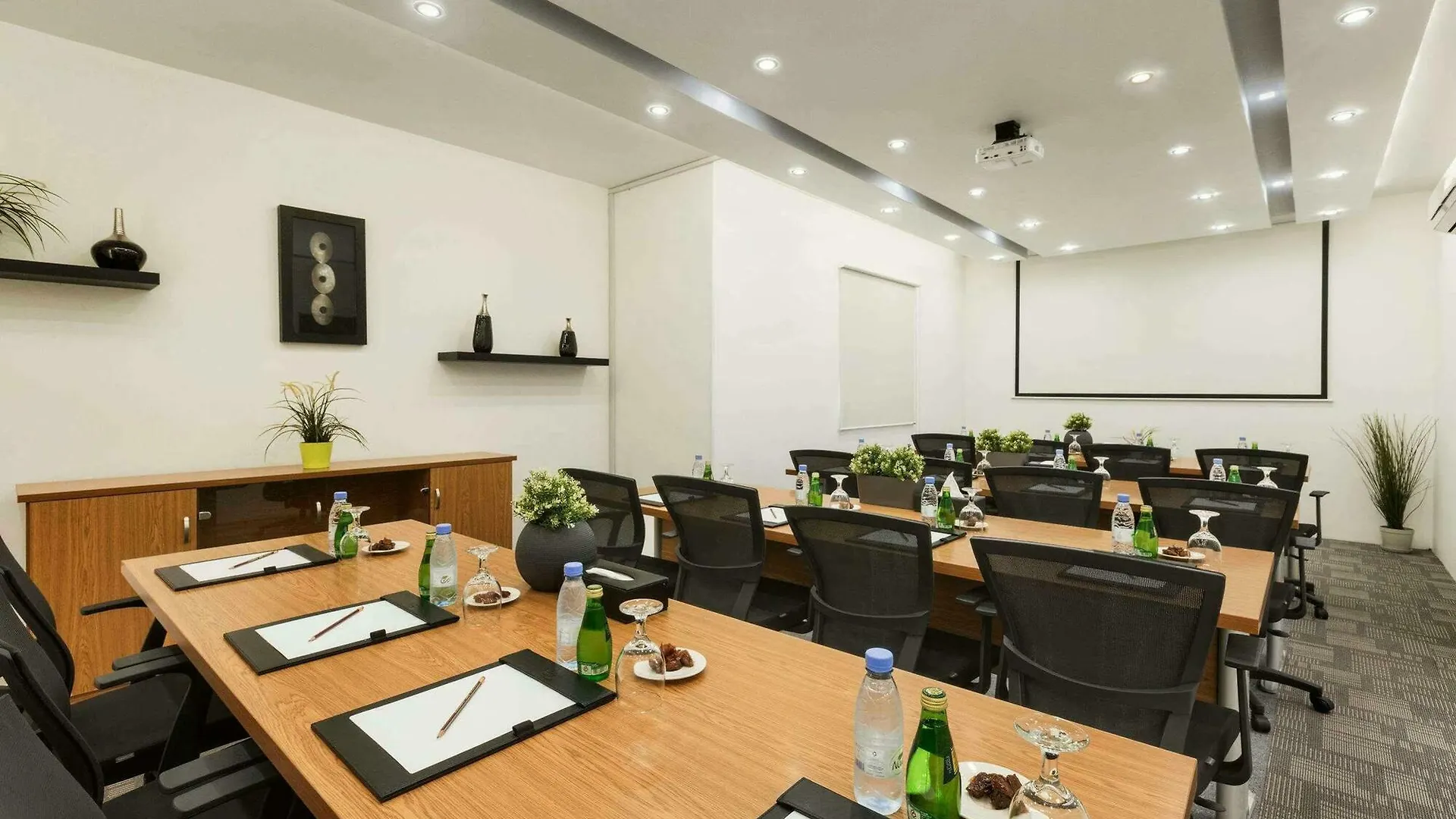 Super 8 Hotel Al Riyadh By Wyndham
